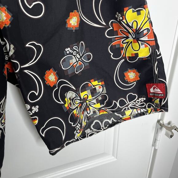 VTG 90s y2k Quiksilver Board Shorts Men's 32 Black Pixel Floral Surf Beach - Picture 4 of 5